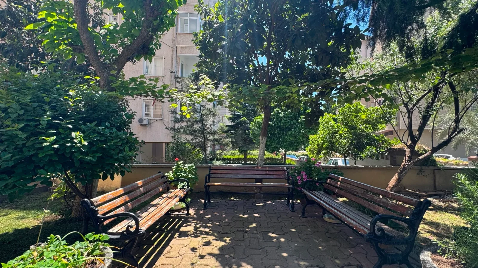 Laci̇vertcadde Bostanci'da Yatirim Firsati 80m² Net 2+1