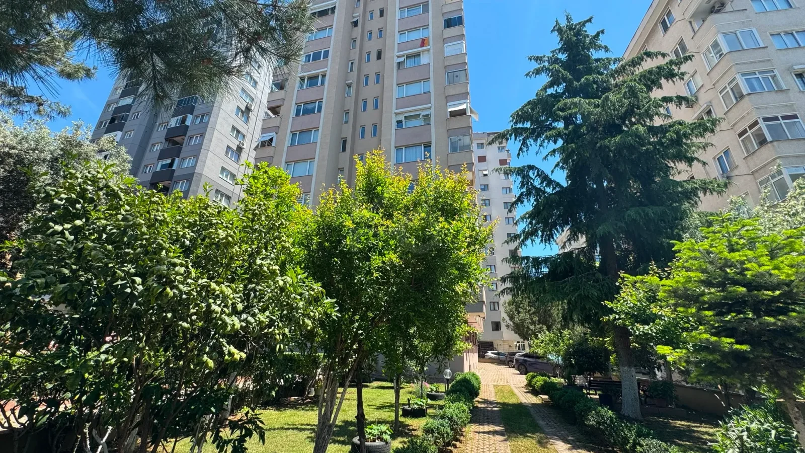 Laci̇vertcadde Bostanci'da Yatirim Firsati 80m² Net 2+1