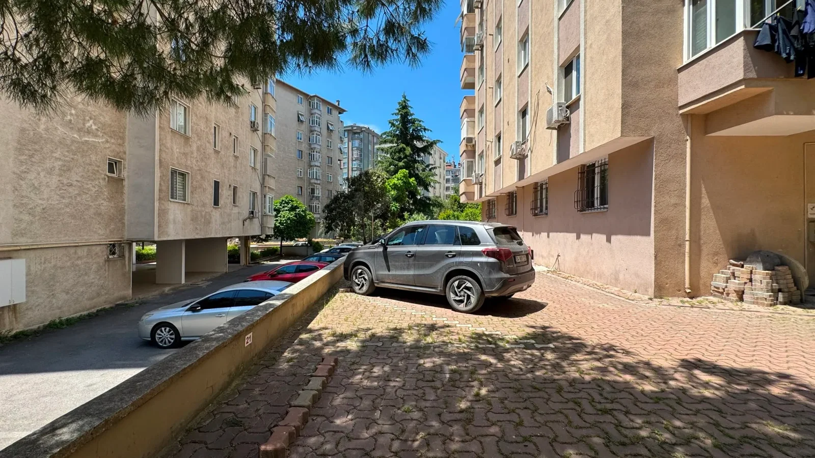 Laci̇vertcadde Bostanci'da Yatirim Firsati 80m² Net 2+1