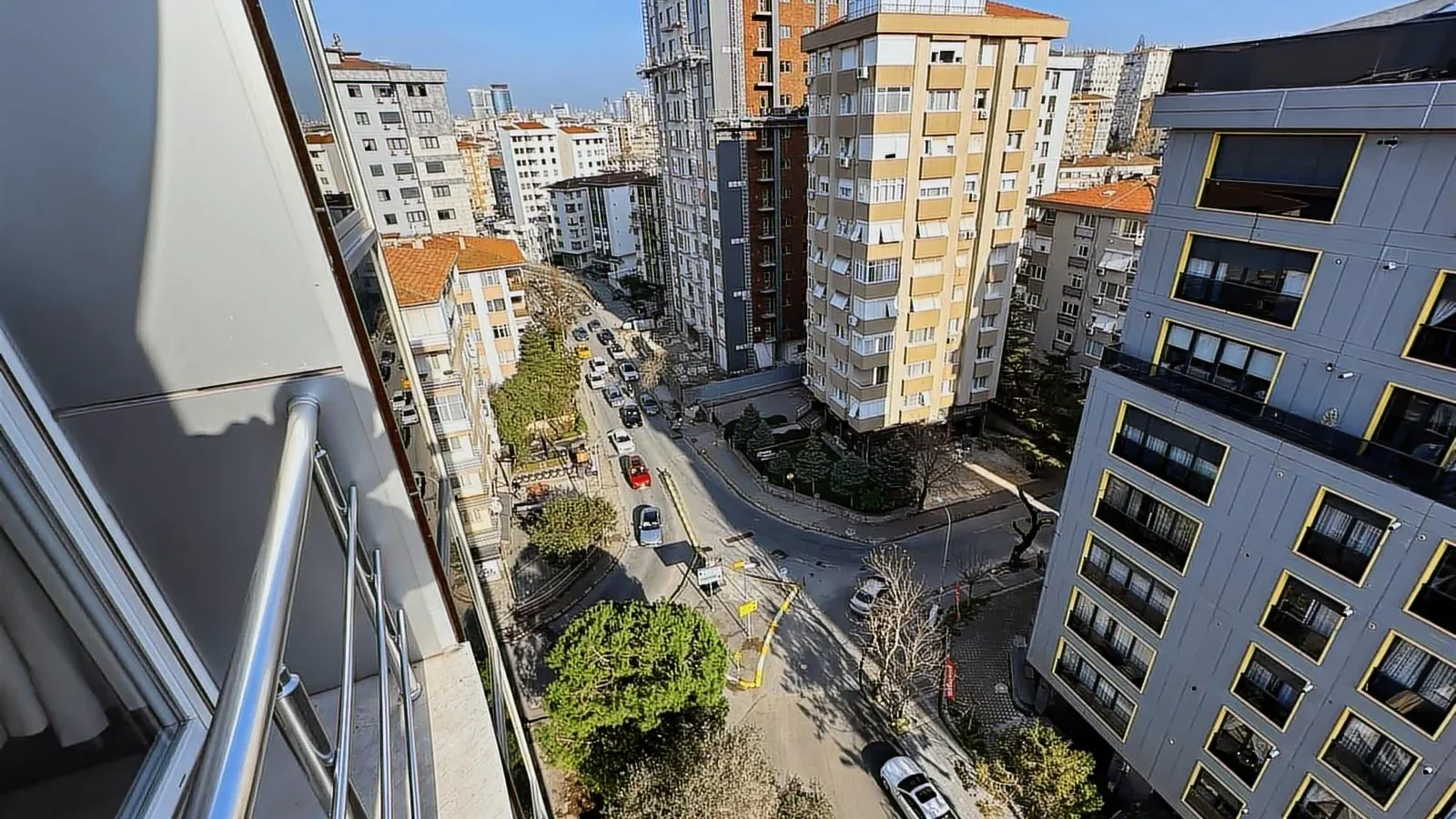 Erenköy'de Katta Tek 3 Araç Otopark 4+1 Emsalsiz Satılık Daire