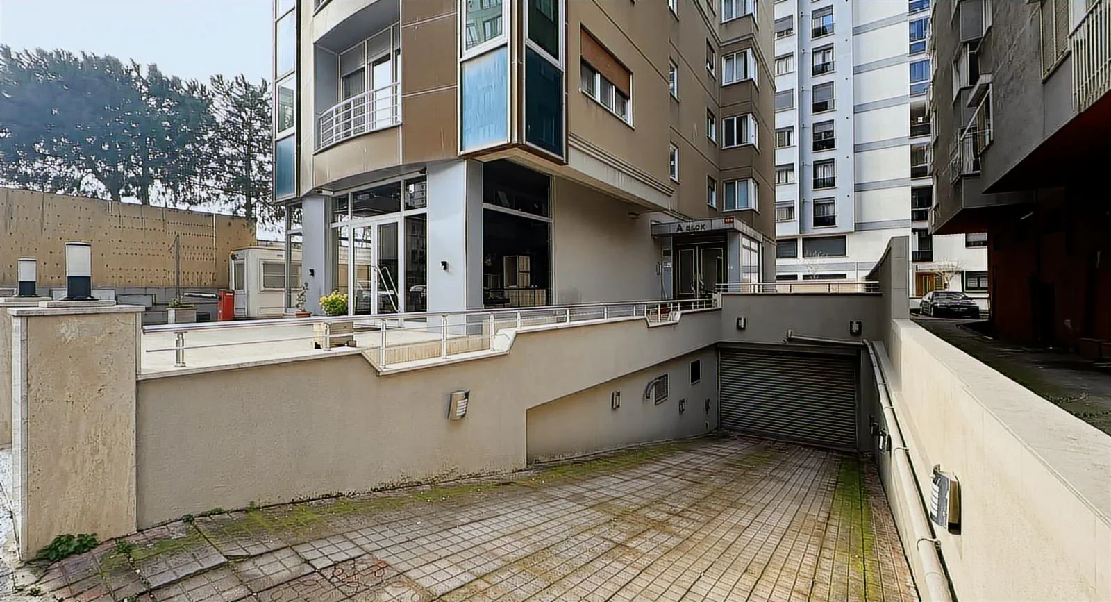 Erenköy'de Katta Tek 3 Araç Otopark 4+1 Emsalsiz Satılık Daire