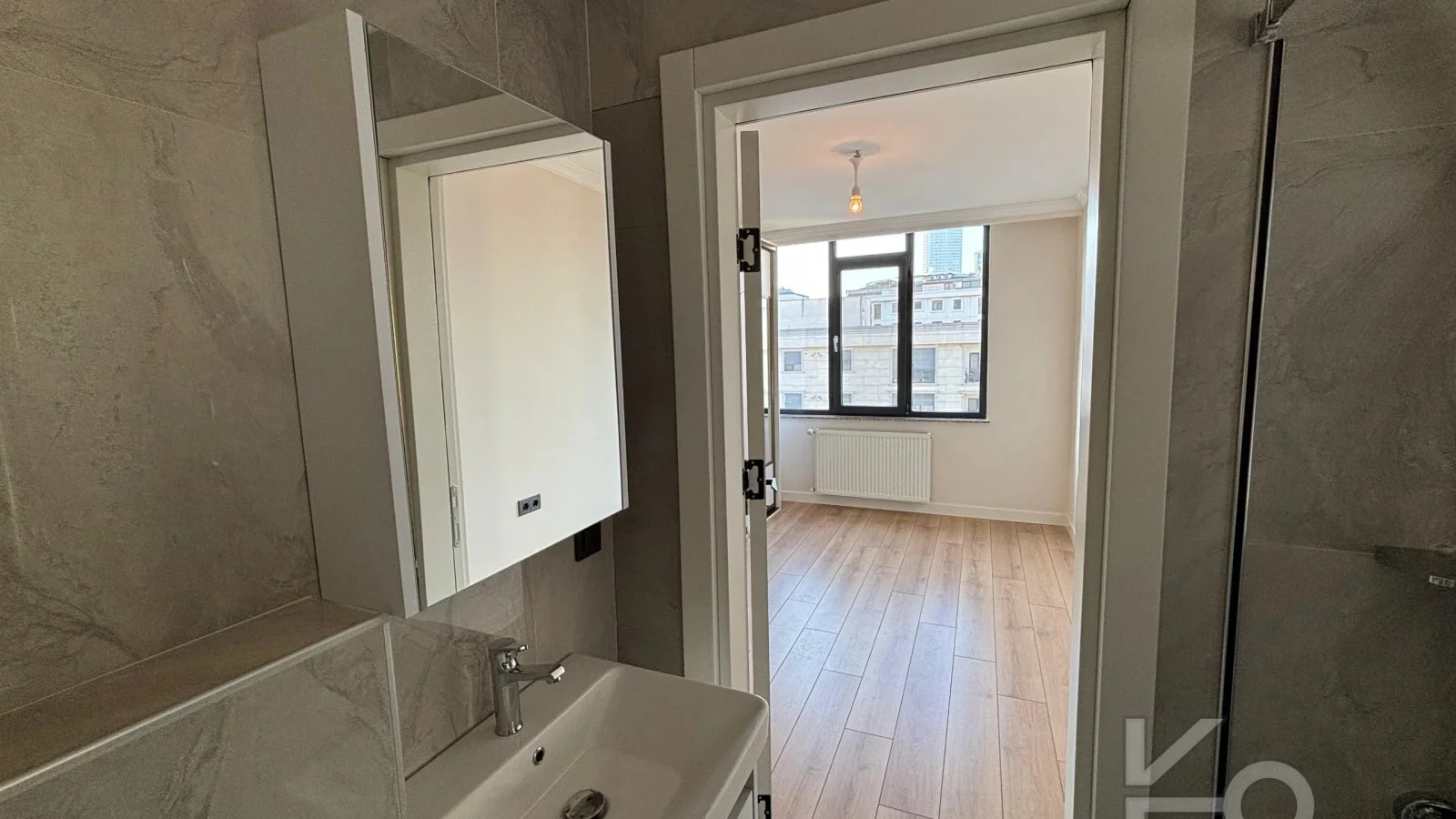 Laci̇vert Cadde Caddebostan 2+1 Kısmi Deni̇z Manzaralı 75 M² Ebeveyn Banyolu