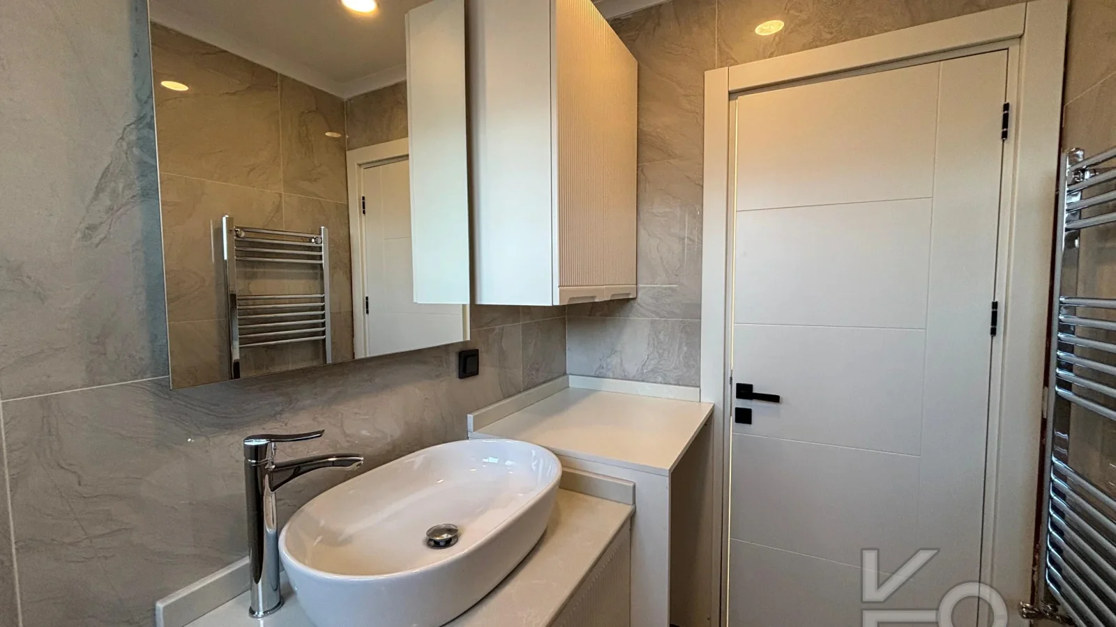 Laci̇vert Cadde Caddebostan 2+1 Kısmi Deni̇z Manzaralı 75 M² Ebeveyn Banyolu