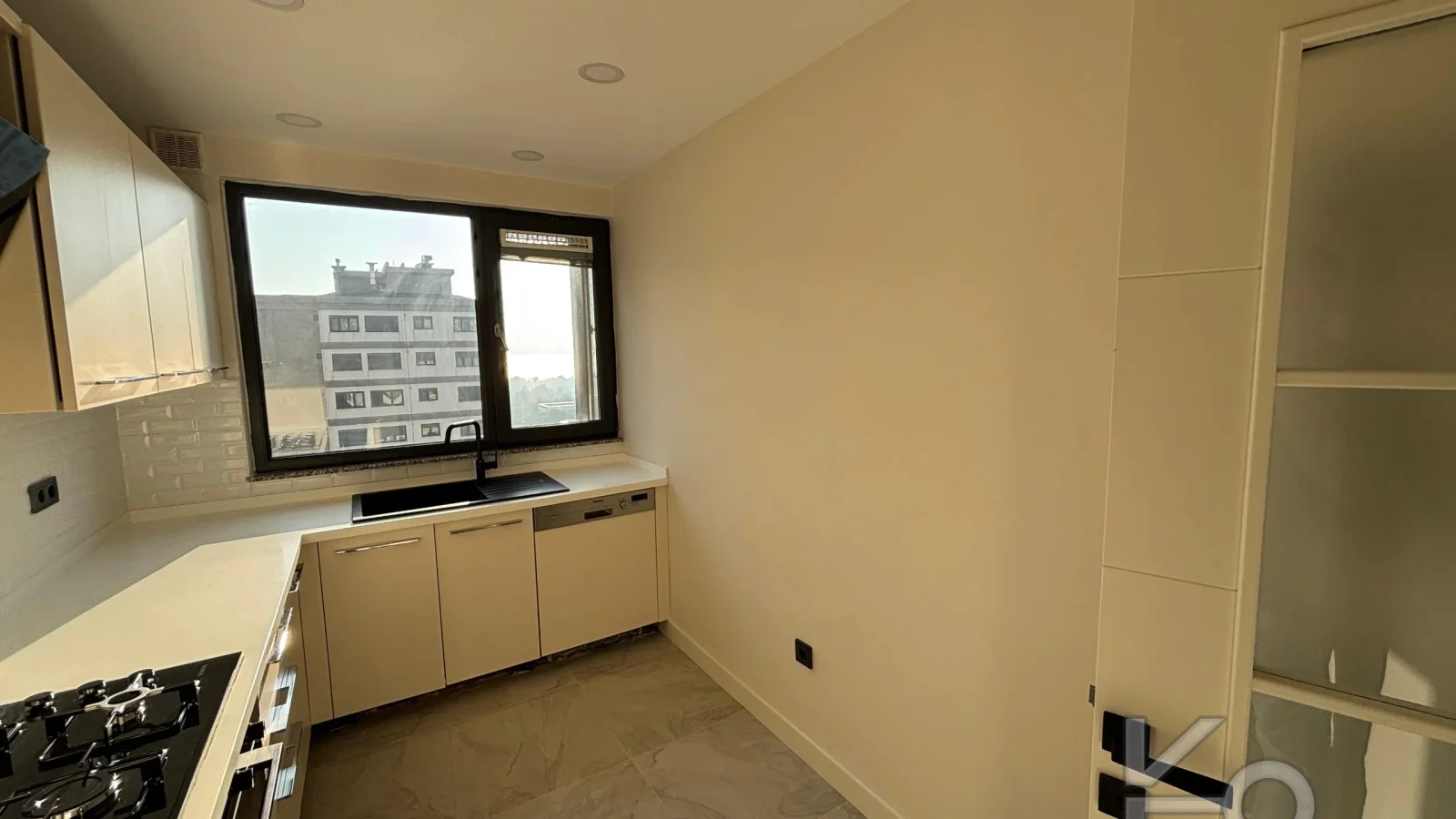 Laci̇vert Cadde Caddebostan 2+1 Kısmi Deni̇z Manzaralı 75 M² Ebeveyn Banyolu