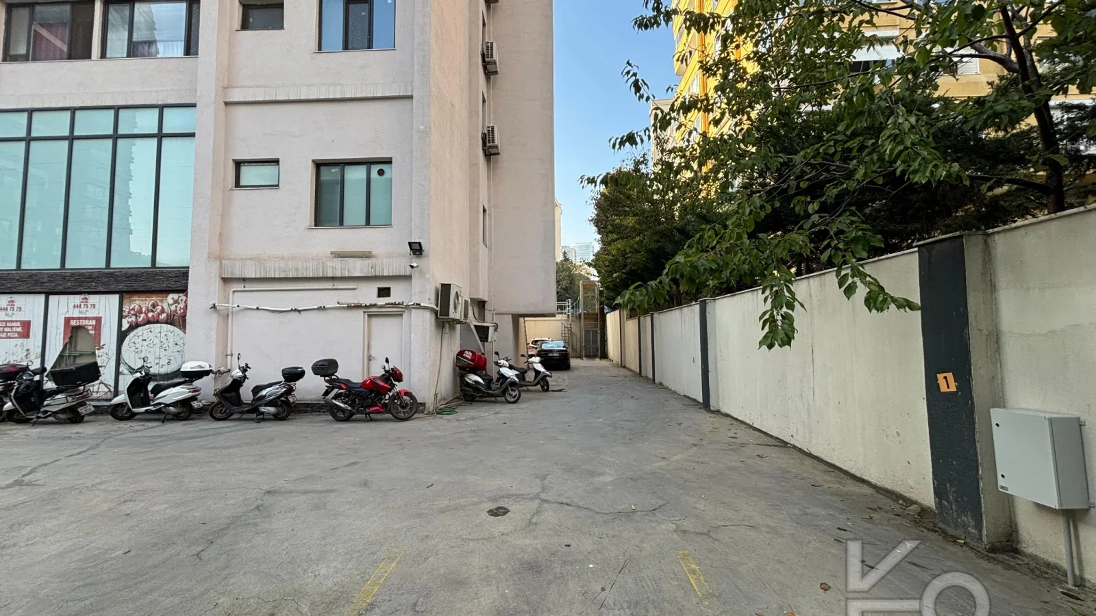 Laci̇vert Cadde Caddebostan 2+1 Kısmi Deni̇z Manzaralı 75 M² Ebeveyn Banyolu