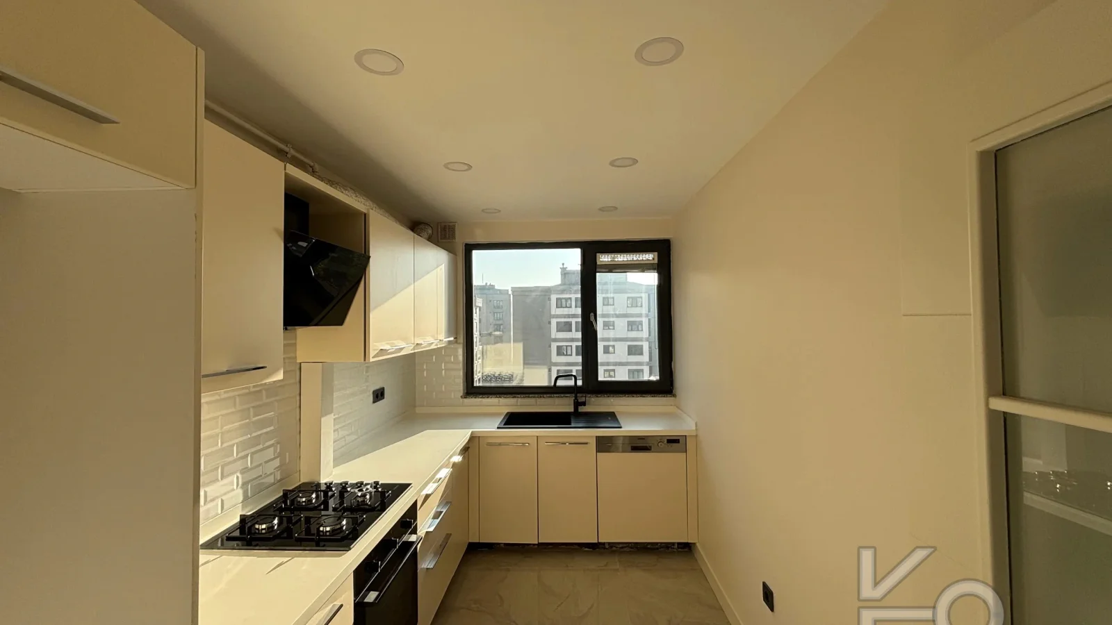 Laci̇vert Cadde Caddebostan 2+1 Kısmi Deni̇z Manzaralı 75 M² Ebeveyn Banyolu