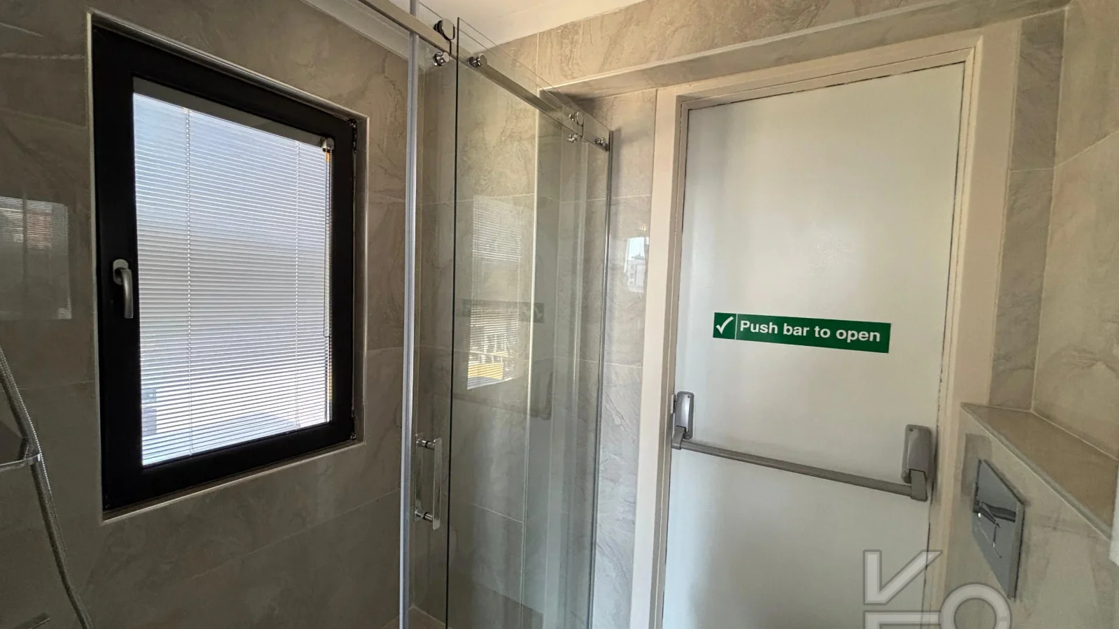 Laci̇vert Cadde Caddebostan 2+1 Kısmi Deni̇z Manzaralı 75 M² Ebeveyn Banyolu