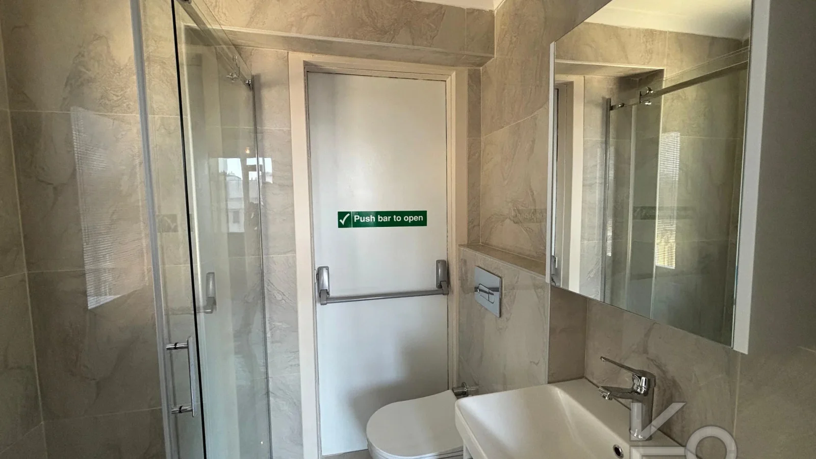 Laci̇vert Cadde Caddebostan 2+1 Kısmi Deni̇z Manzaralı 75 M² Ebeveyn Banyolu