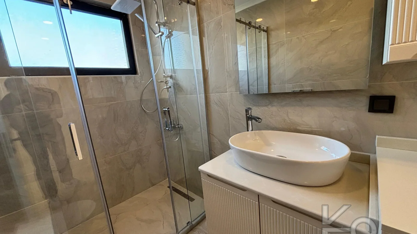 Laci̇vert Cadde Caddebostan 2+1 Kısmi Deni̇z Manzaralı 75 M² Ebeveyn Banyolu