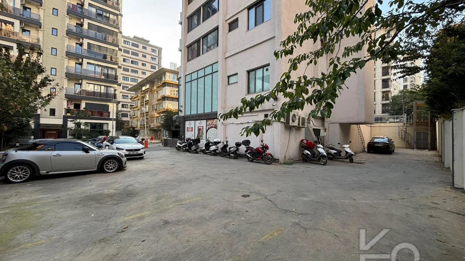Laci̇vert Cadde Caddebostan 2+1 Kısmi Deni̇z Manzaralı 75 M² Ebeveyn Banyolu