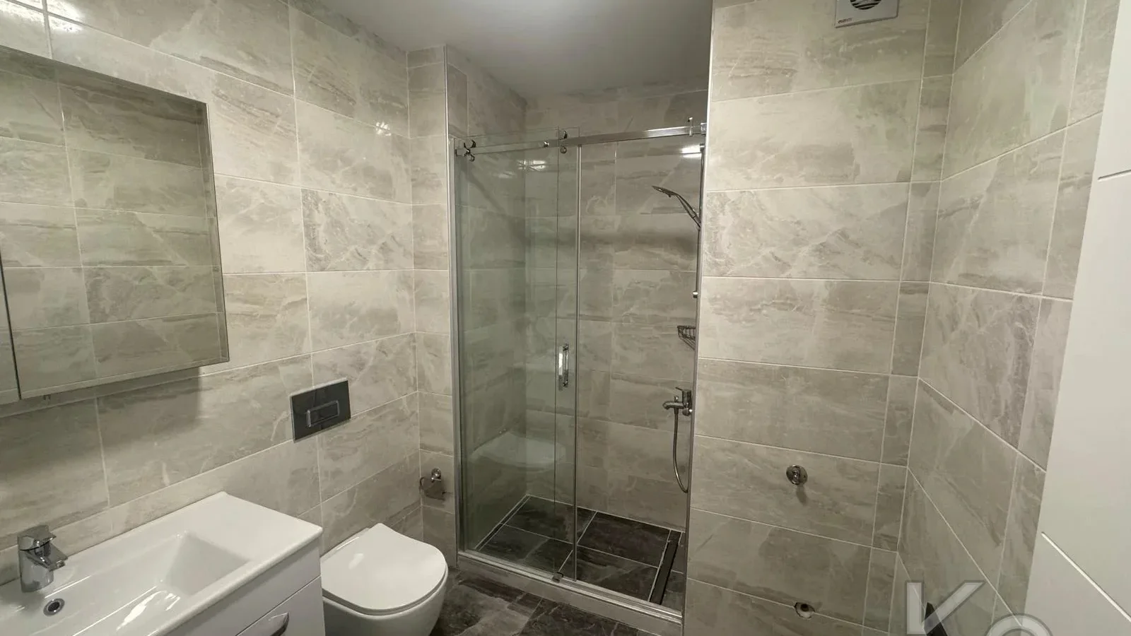 Laci̇vertcadde Göztepe Bağdat Cad.yakini 75m2 Net 2+1