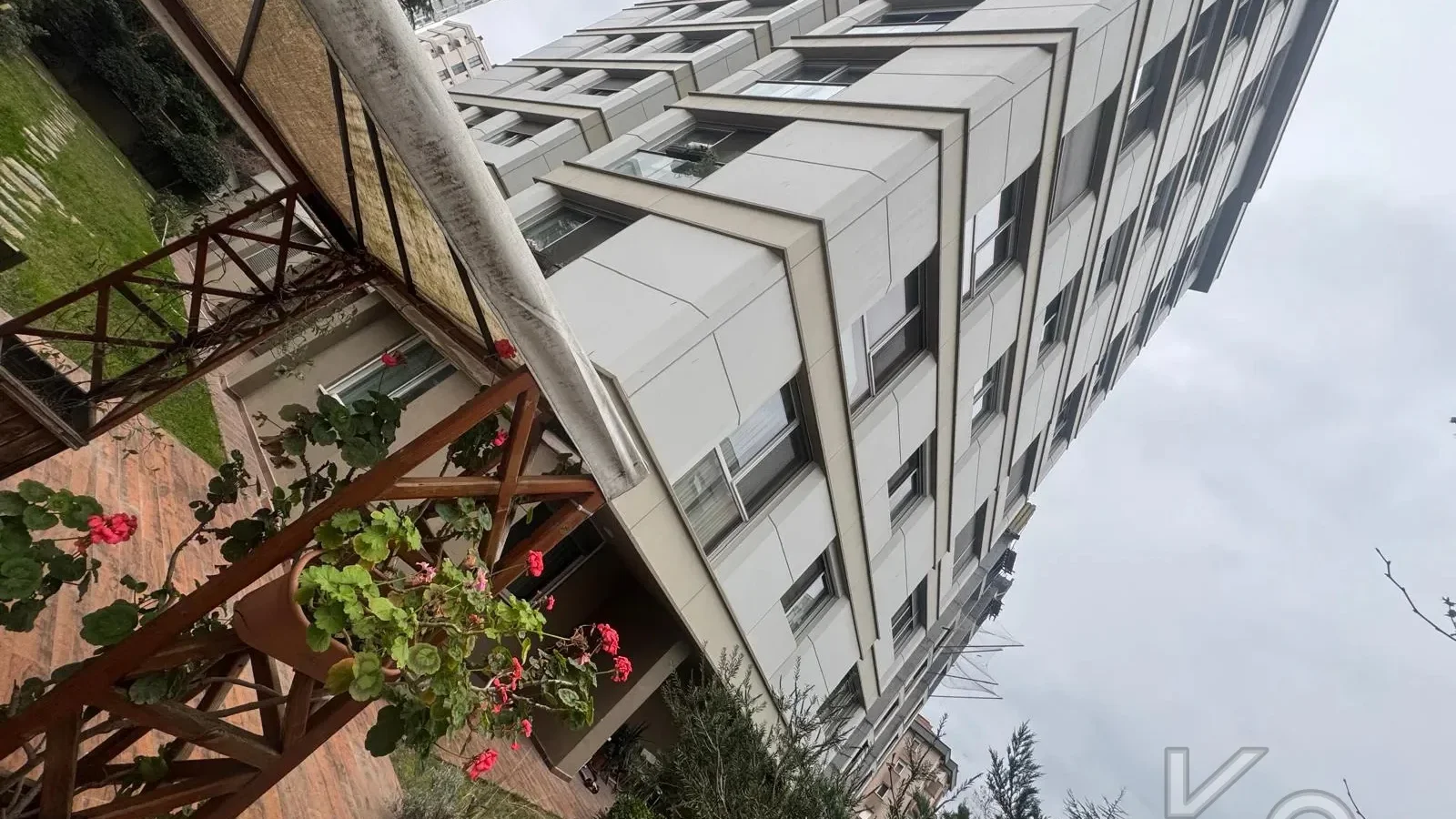 Laci̇vertcadde Göztepe Bağdat Cad.yakini 75m2 Net 2+1