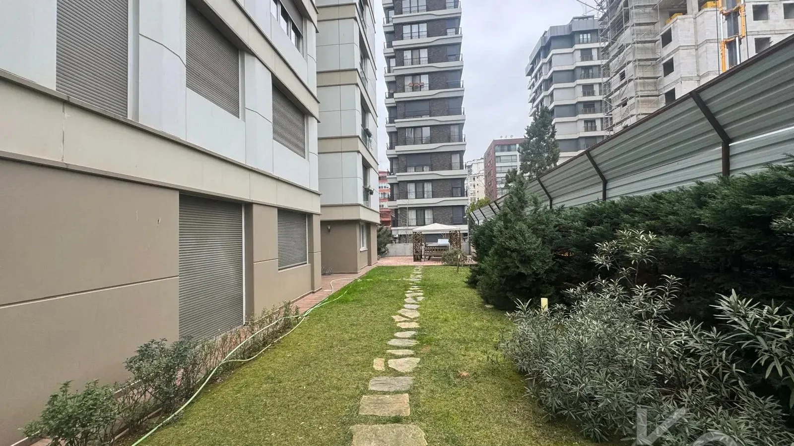 Laci̇vertcadde Göztepe Bağdat Cad.yakini 75m2 Net 2+1
