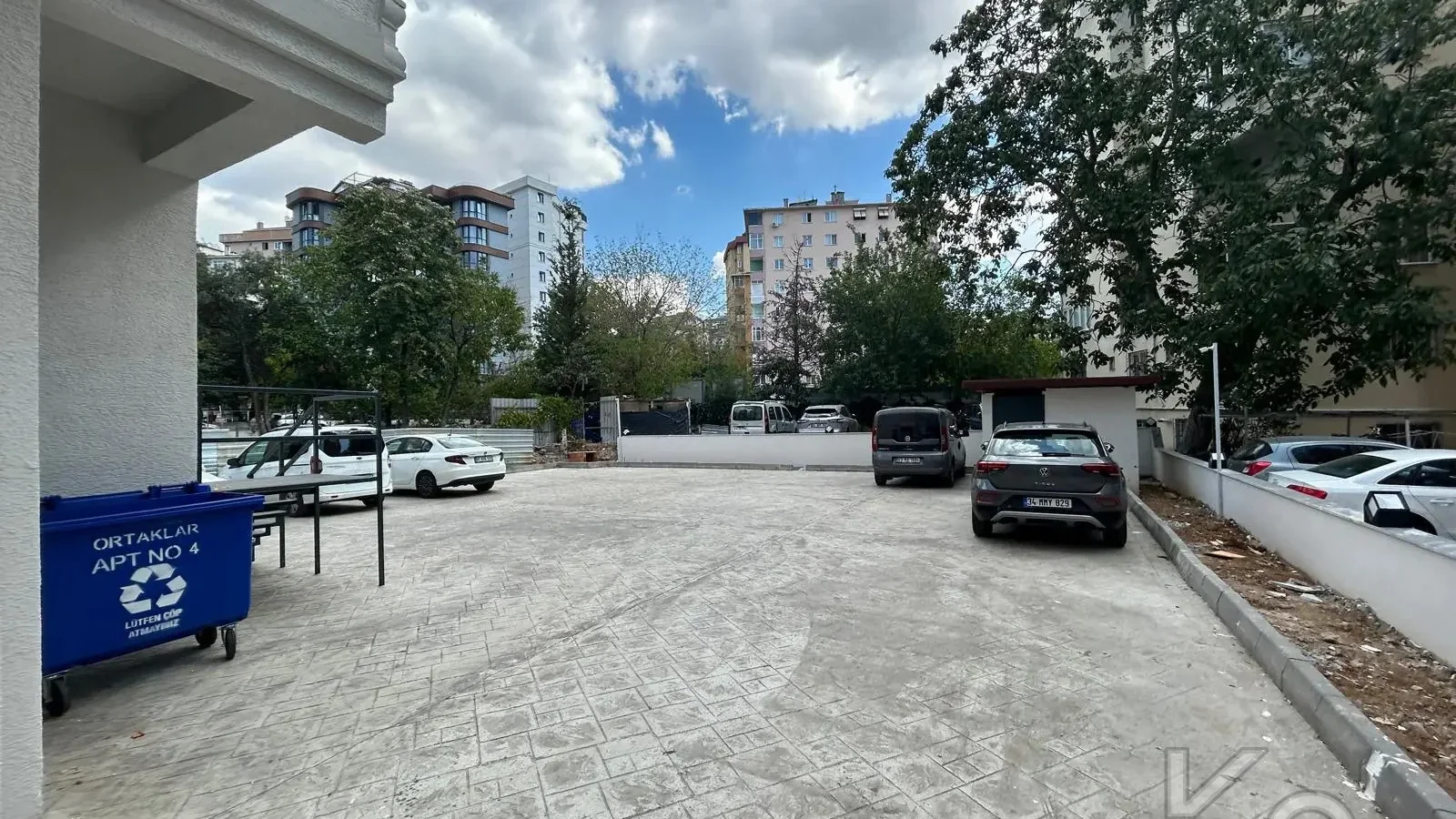 Lacivert Cadde Bostancida Sifir 3+1 Ebeveyn Banyolu 88m² Net 3+1