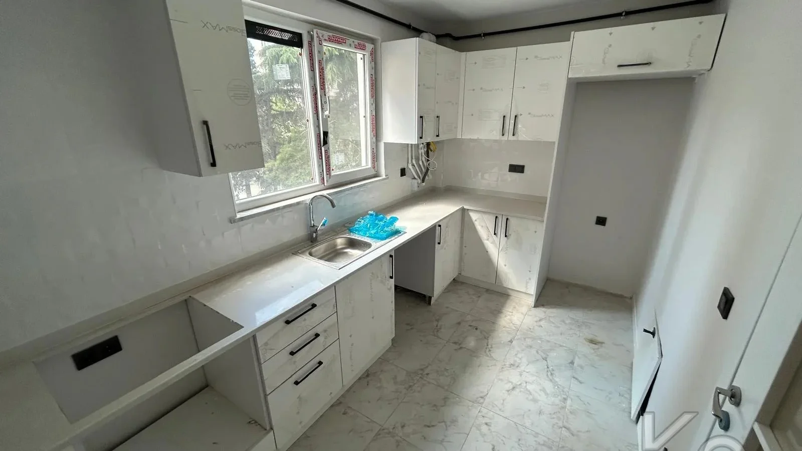 Lacivert Cadde Bostancida Sifir 3+1 Ebeveyn Banyolu 88m² Net 3+1