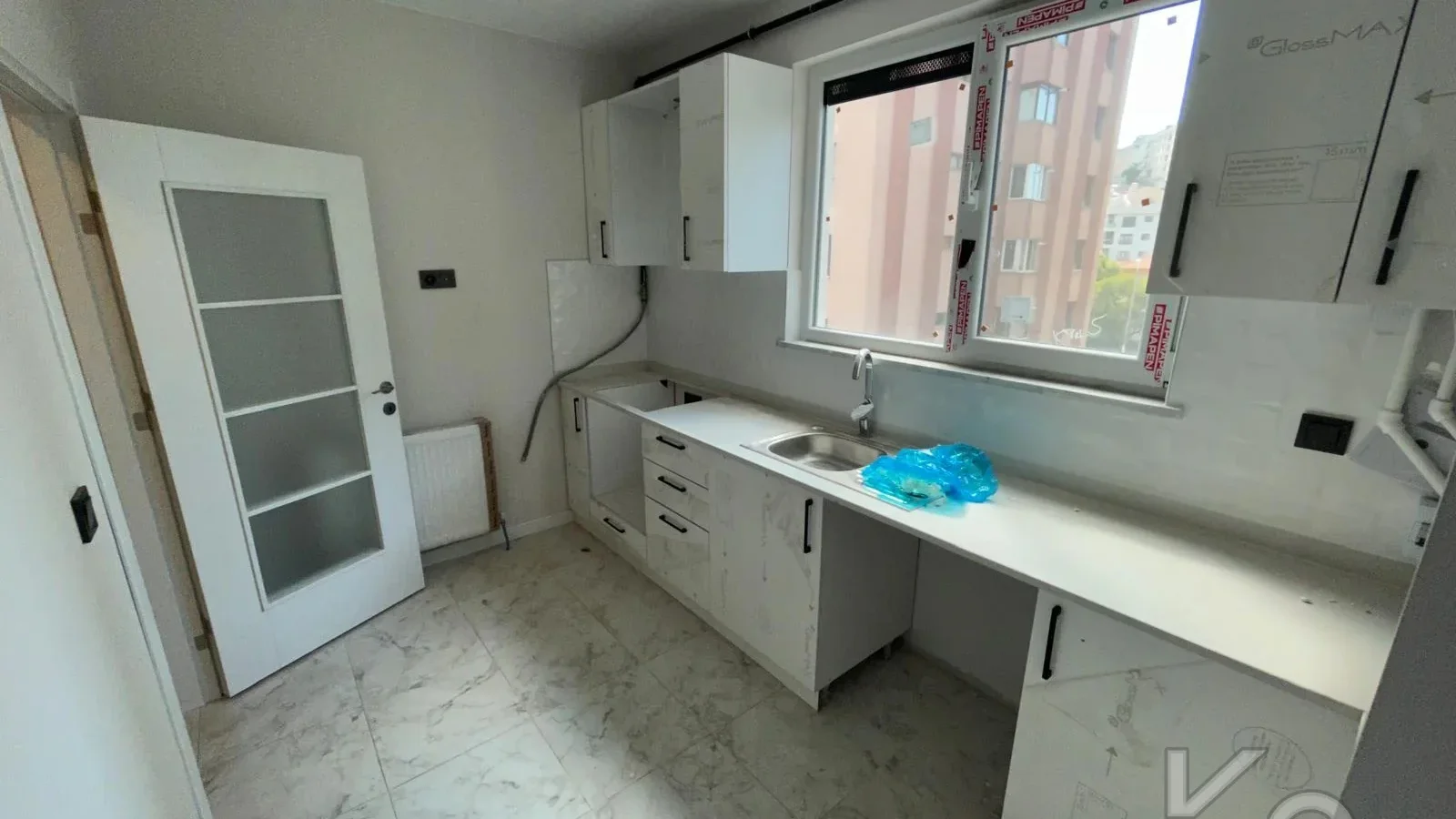 Lacivert Cadde Bostancida Sifir 3+1 Ebeveyn Banyolu 88m² Net 3+1