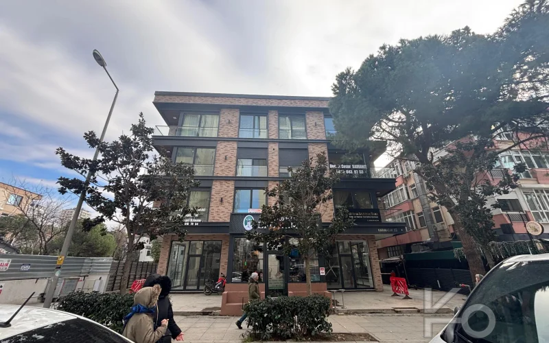 Laci̇vert Cadde Caddebostan Sahi̇lde İş Yeri̇ne Uygun Yeni̇ Buti̇k Bi̇nada 3+1 120m² Net
