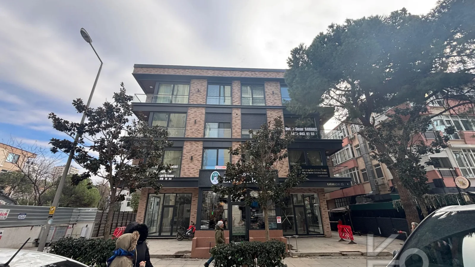Laci̇vert Cadde Caddebostan Sahi̇lde İş Yeri̇ne Uygun Yeni̇ Buti̇k Bi̇nada 3+1 120m² Net
