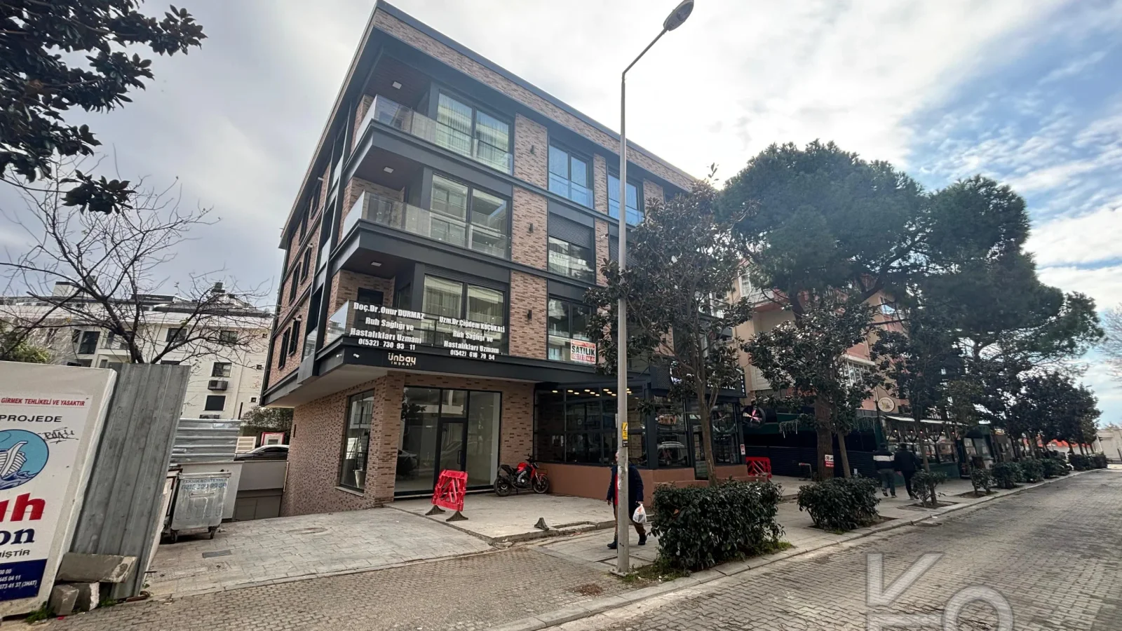 Laci̇vert Cadde Caddebostan Sahi̇lde İş Yeri̇ne Uygun Yeni̇ Buti̇k Bi̇nada 3+1 120m² Net