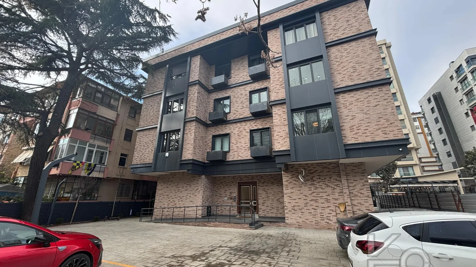 Laci̇vert Cadde Caddebostan Sahi̇lde İş Yeri̇ne Uygun Yeni̇ Buti̇k Bi̇nada 3+1 120m² Net