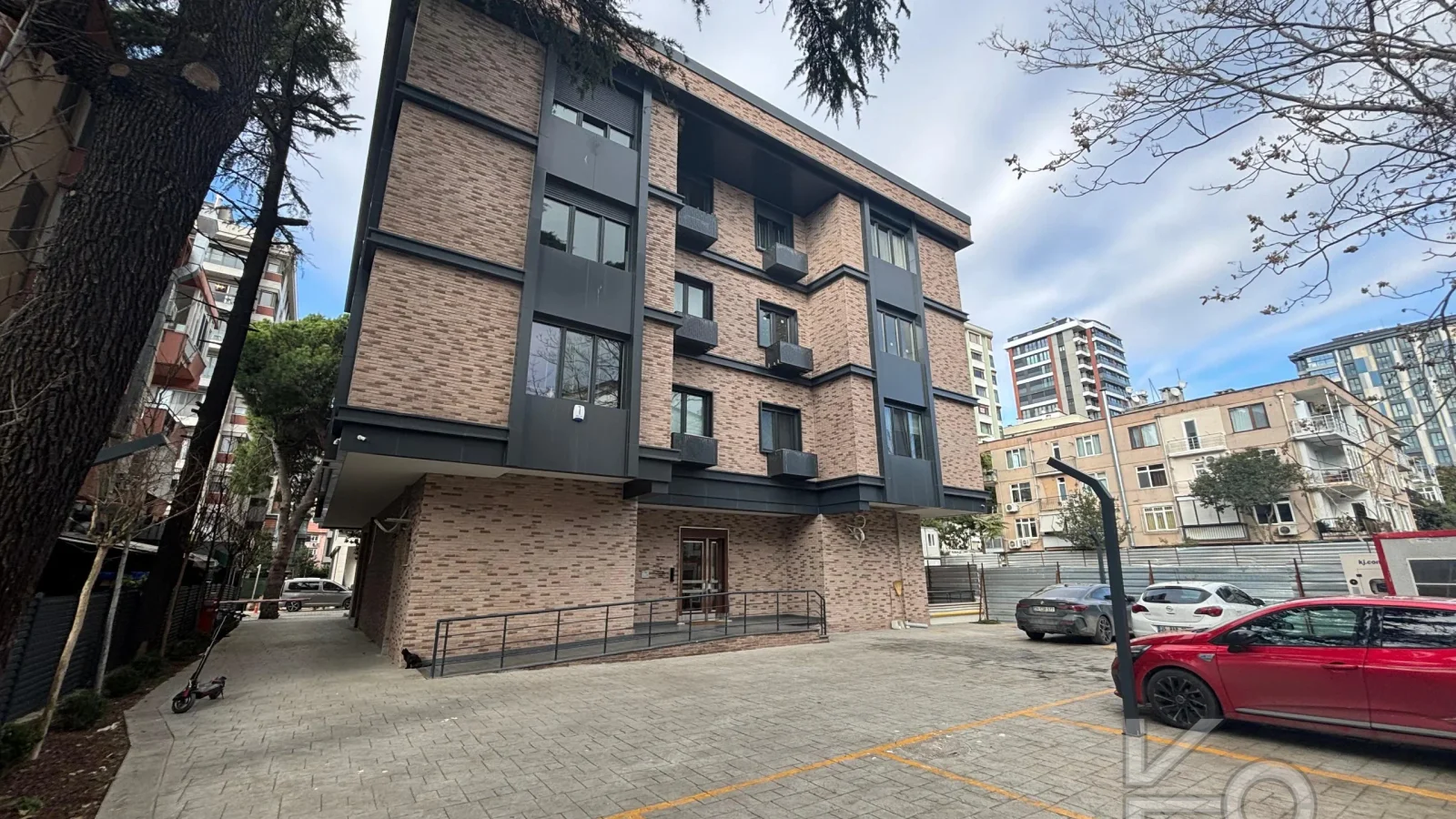 Laci̇vert Cadde Caddebostan Sahi̇lde İş Yeri̇ne Uygun Yeni̇ Buti̇k Bi̇nada 3+1 120m² Net