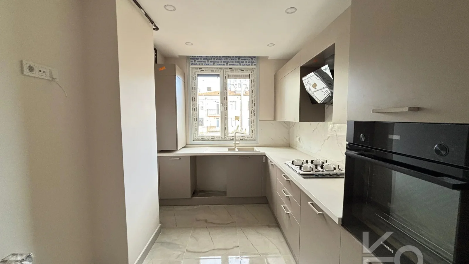 Laci̇vert Cadde Caddebostan Sahi̇lde İş Yeri̇ne Uygun Yeni̇ Buti̇k Bi̇nada 3+1 120m² Net