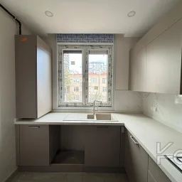 Laci̇vert Cadde Caddebostan Sahi̇lde İş Yeri̇ne Uygun Yeni̇ Buti̇k Bi̇nada 3+1 120m² Net