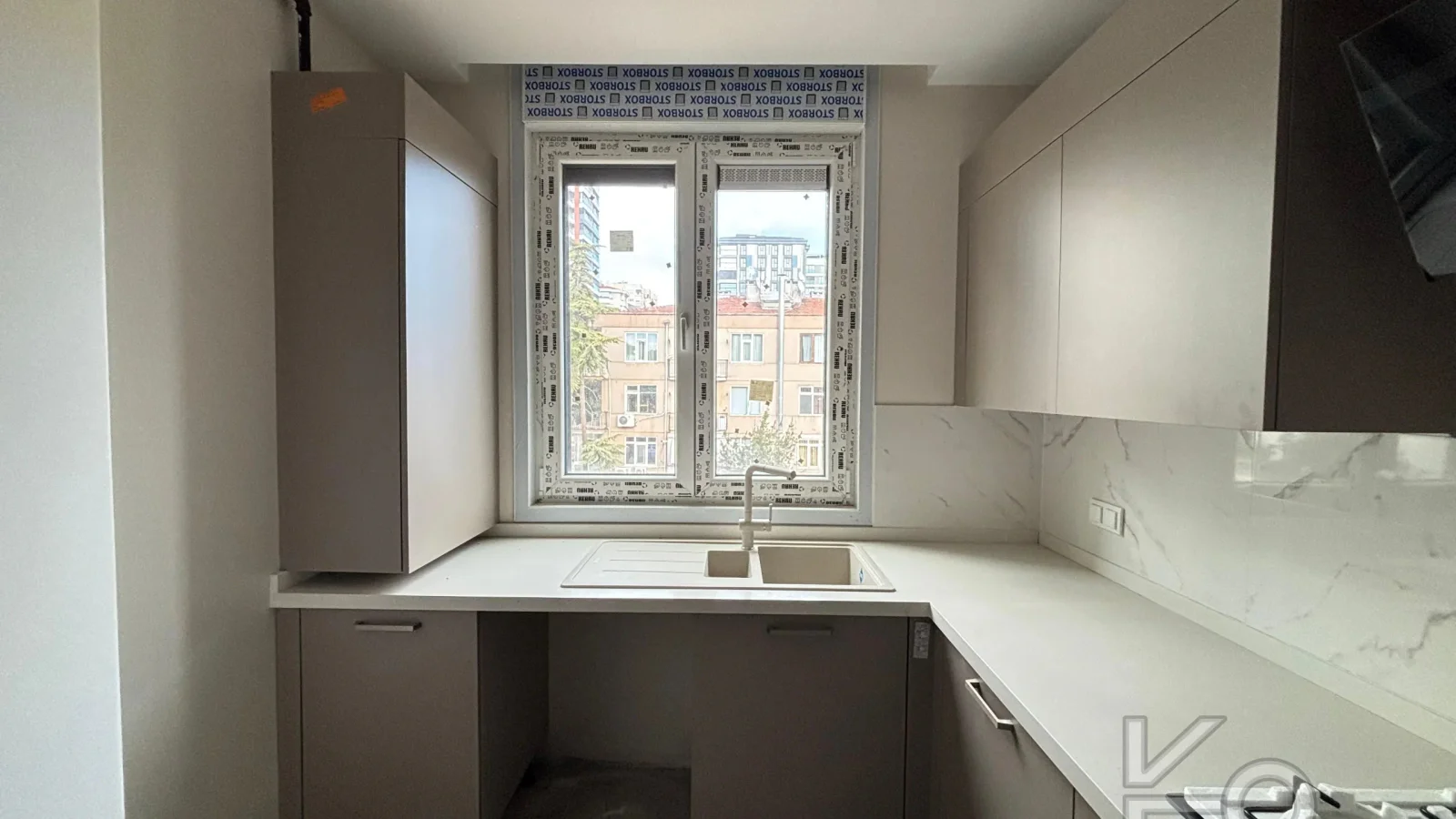 Laci̇vert Cadde Caddebostan Sahi̇lde İş Yeri̇ne Uygun Yeni̇ Buti̇k Bi̇nada 3+1 120m² Net