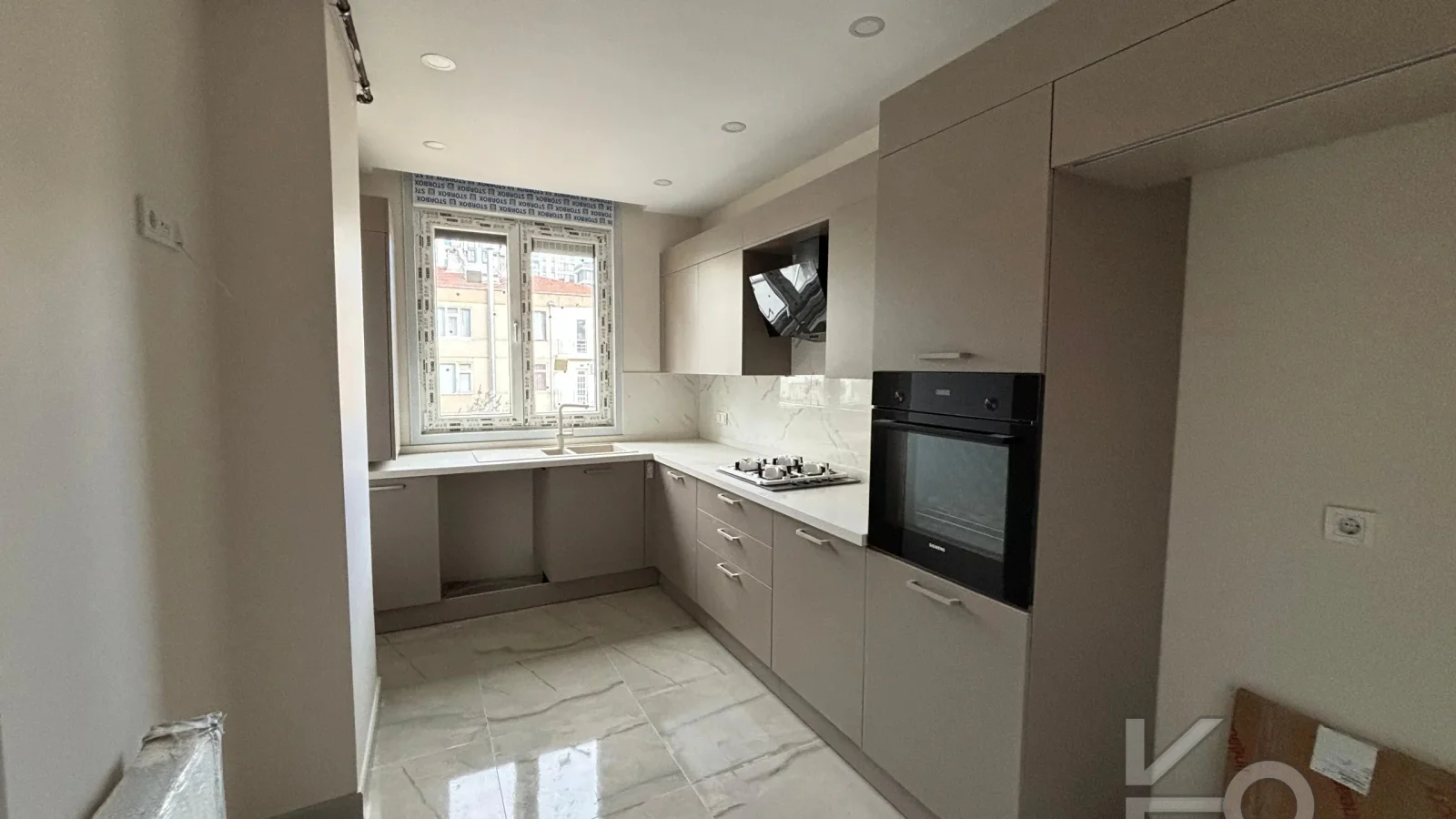 Laci̇vert Cadde Caddebostan Sahi̇lde İş Yeri̇ne Uygun Yeni̇ Buti̇k Bi̇nada 3+1 120m² Net