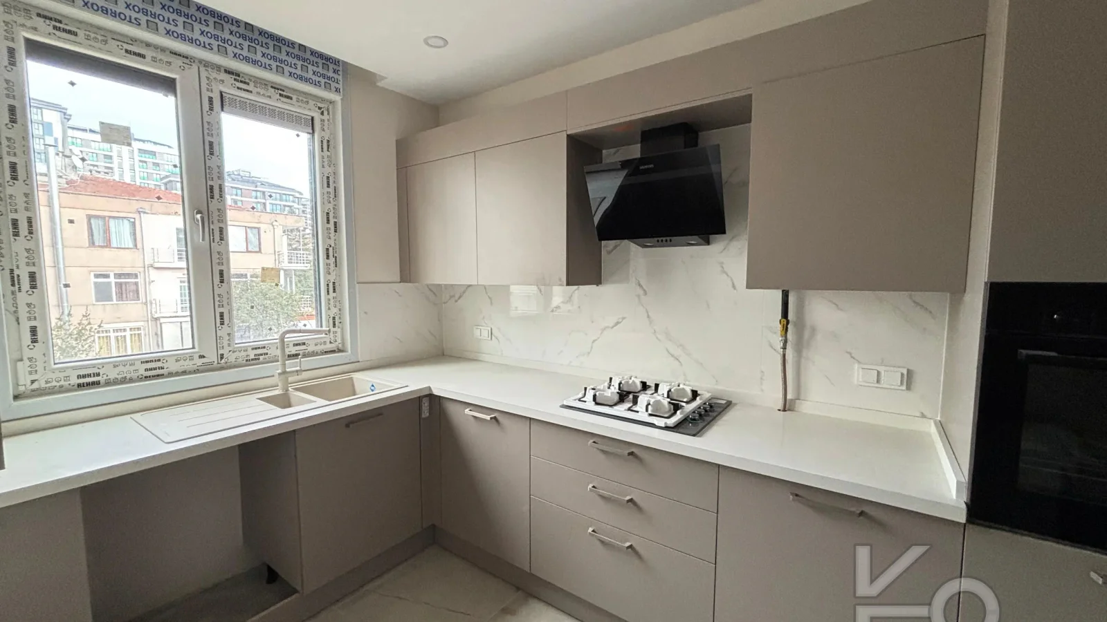 Laci̇vert Cadde Caddebostan Sahi̇lde İş Yeri̇ne Uygun Yeni̇ Buti̇k Bi̇nada 3+1 120m² Net