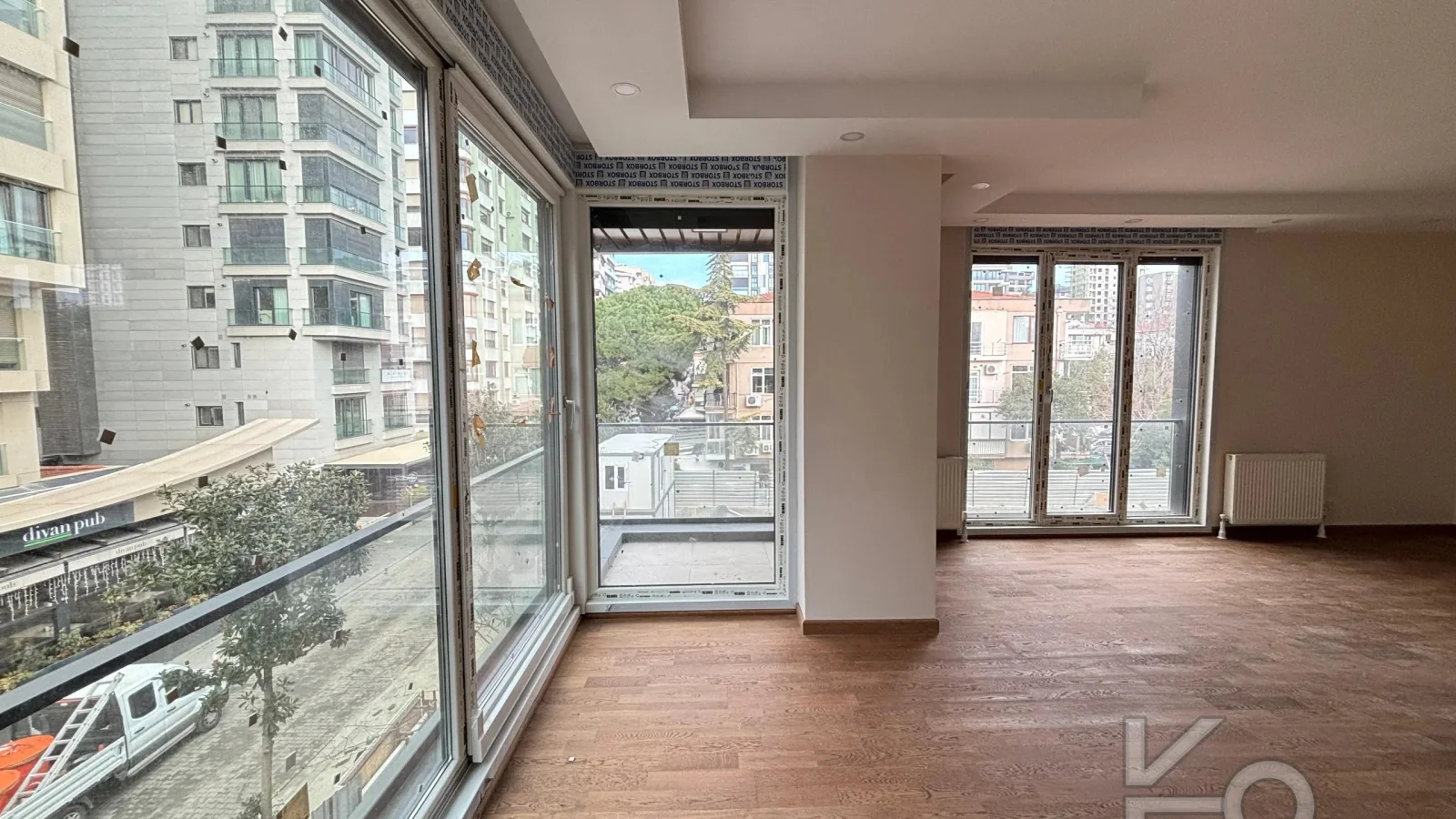 Laci̇vert Cadde Caddebostan Sahi̇lde İş Yeri̇ne Uygun Yeni̇ Buti̇k Bi̇nada 3+1 120m² Net