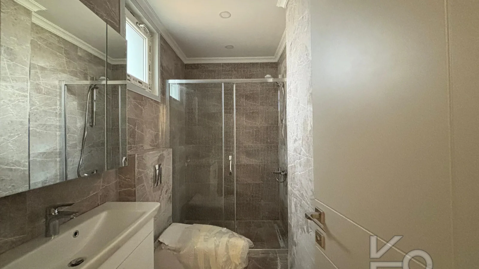 Laci̇vert Cadde Caddebostan Sahi̇lde İş Yeri̇ne Uygun Yeni̇ Buti̇k Bi̇nada 3+1 120m² Net