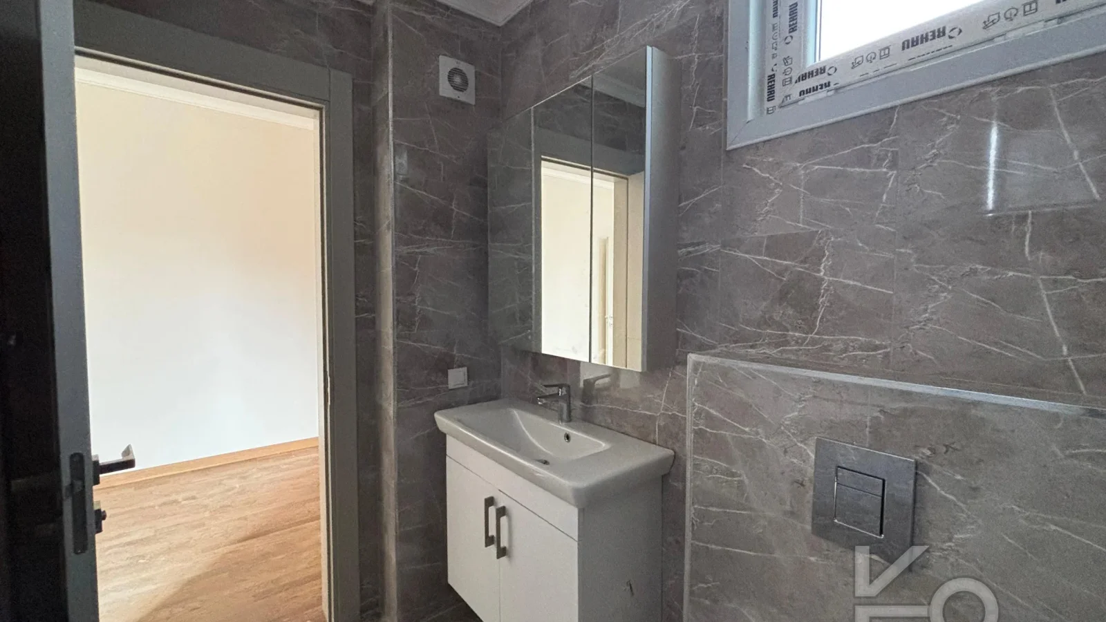 Laci̇vert Cadde Caddebostan Sahi̇lde İş Yeri̇ne Uygun Yeni̇ Buti̇k Bi̇nada 3+1 120m² Net