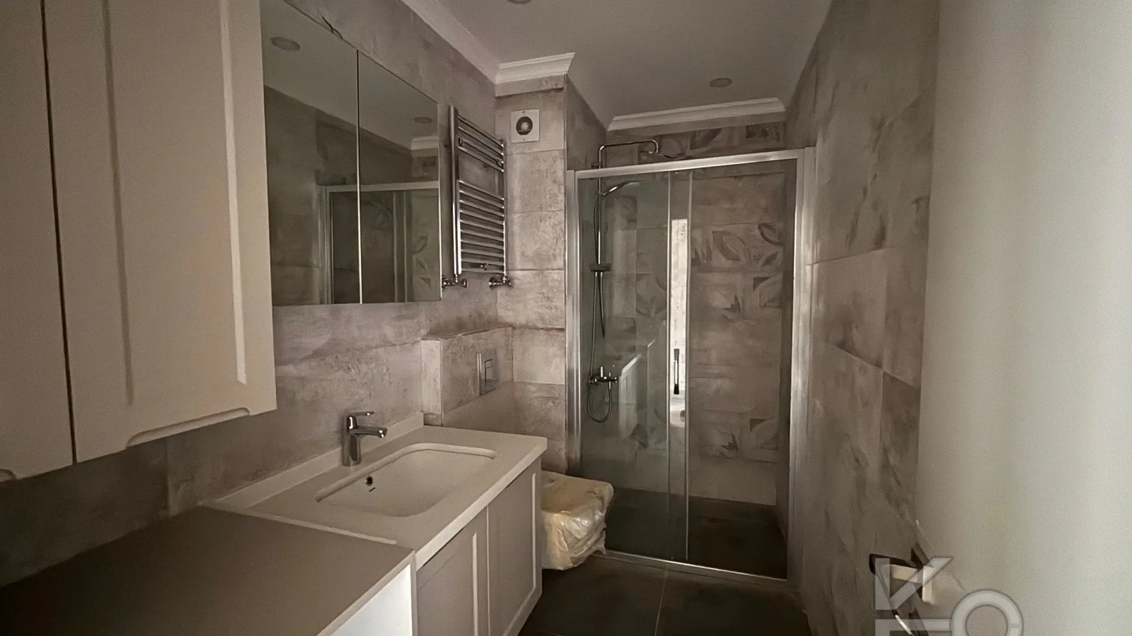 Laci̇vert Cadde Caddebostan Sahi̇lde İş Yeri̇ne Uygun Yeni̇ Buti̇k Bi̇nada 3+1 120m² Net