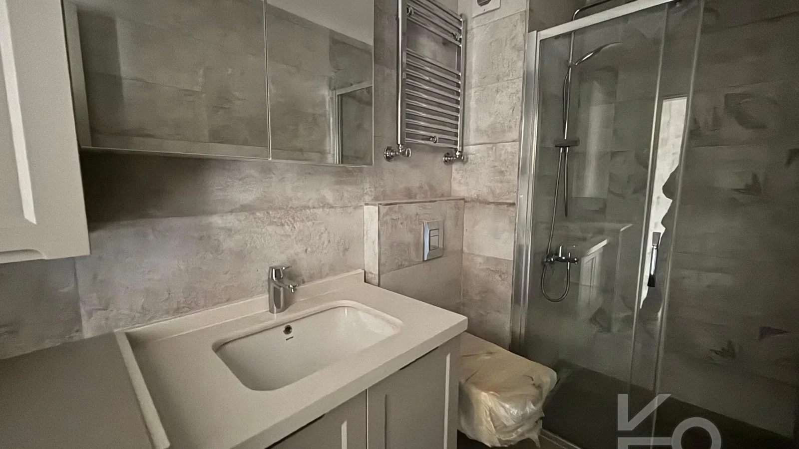 Laci̇vert Cadde Caddebostan Sahi̇lde İş Yeri̇ne Uygun Yeni̇ Buti̇k Bi̇nada 3+1 120m² Net
