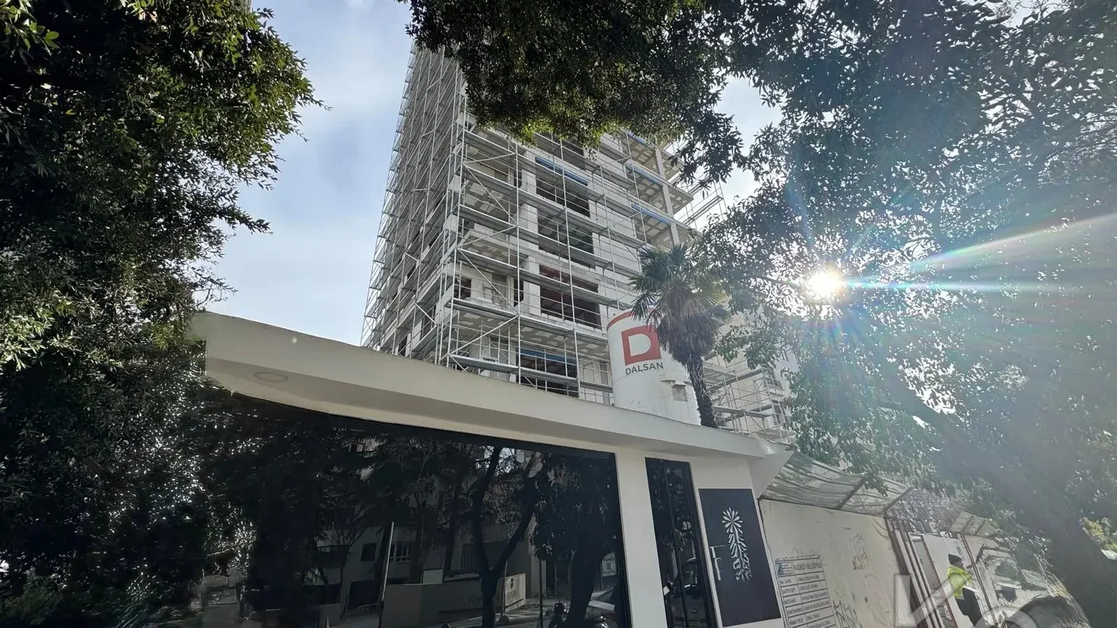 Laci̇vertcadde Tek Yetki̇li̇ Tütüncü M.efendi̇ Sifir 121m² Net 3+1