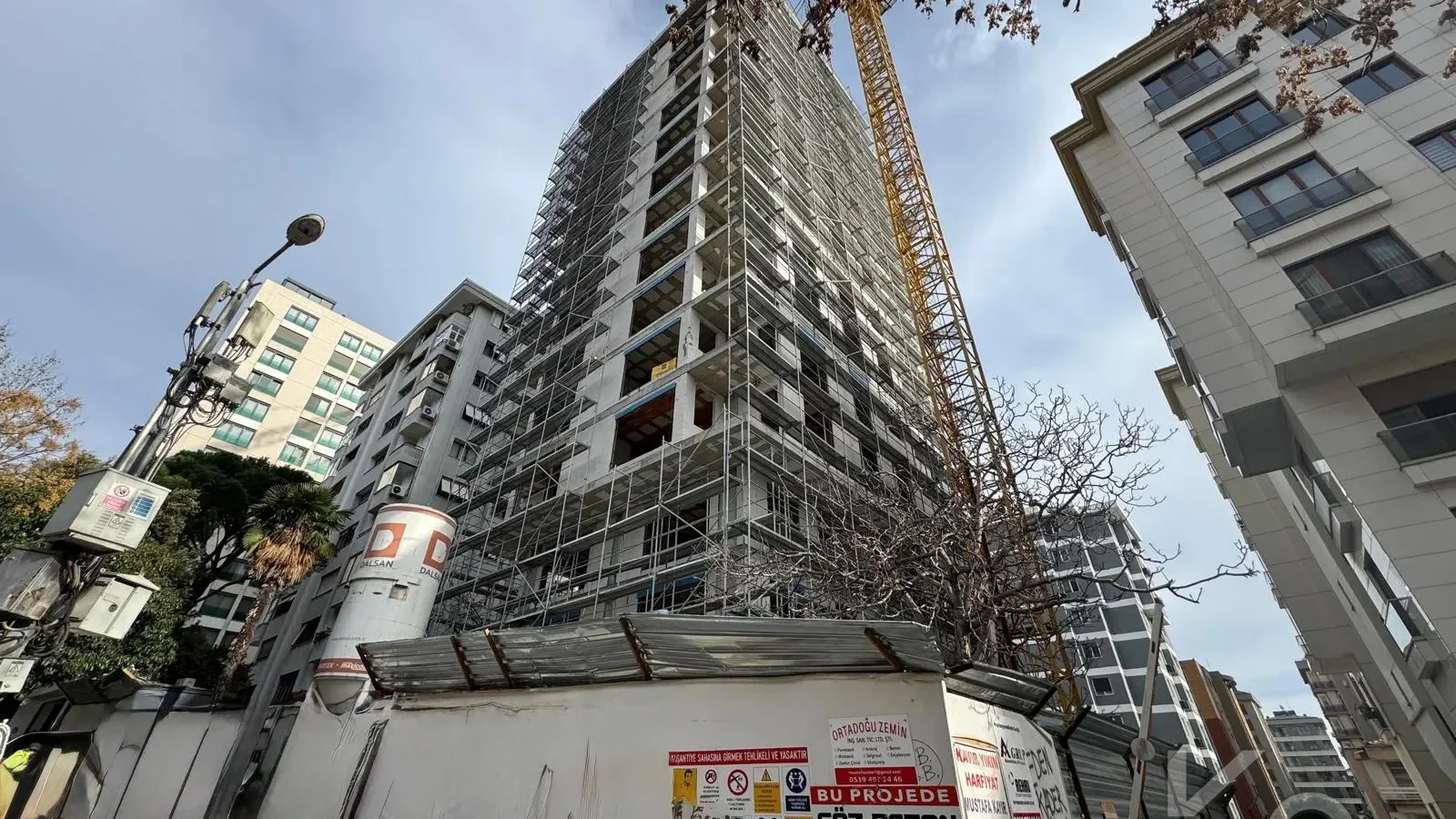 Laci̇vertcadde Tek Yetki̇li̇ Tütüncü M.efendi̇ Sifir 121m² Net 3+1