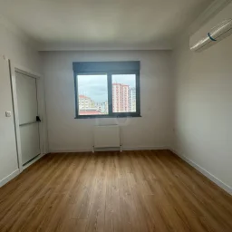 Lacivertcadde Erenköy’de Satılık 3 Cepheli 57m² Net 1+1