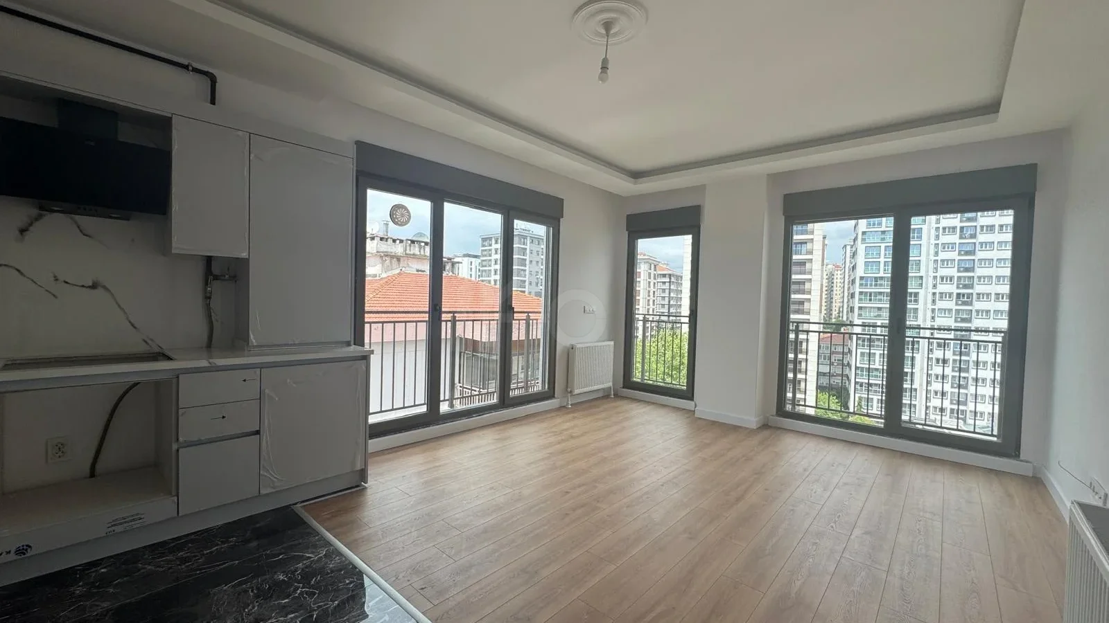 Lacivertcadde Erenköy’de Satılık 3 Cepheli 57m² Net 1+1