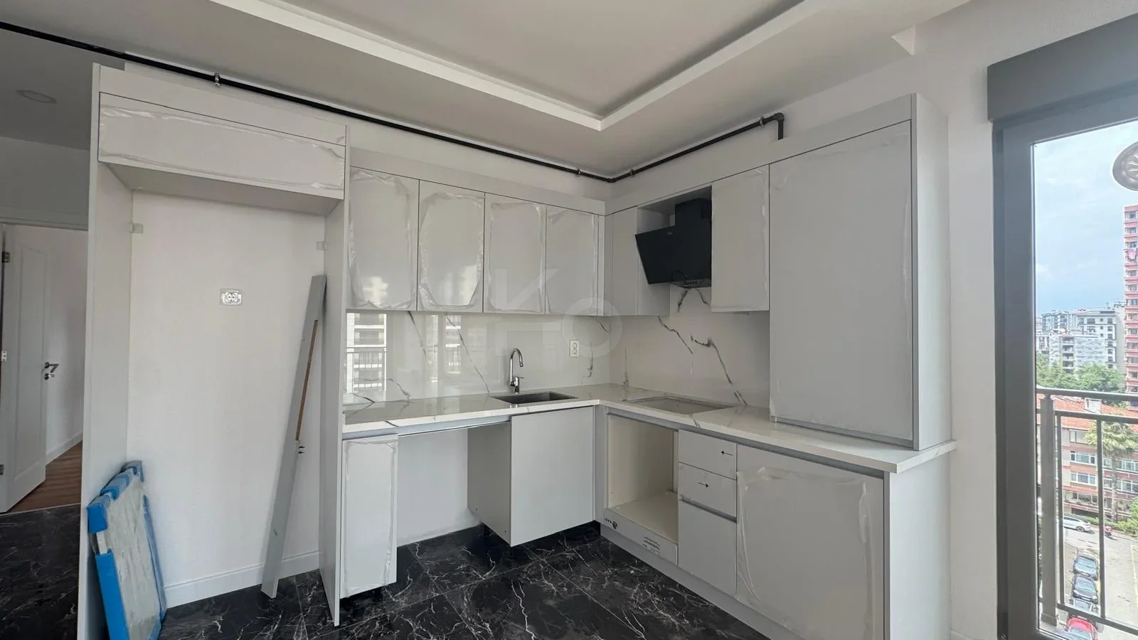 Lacivertcadde Erenköy’de Satılık 3 Cepheli 57m² Net 1+1