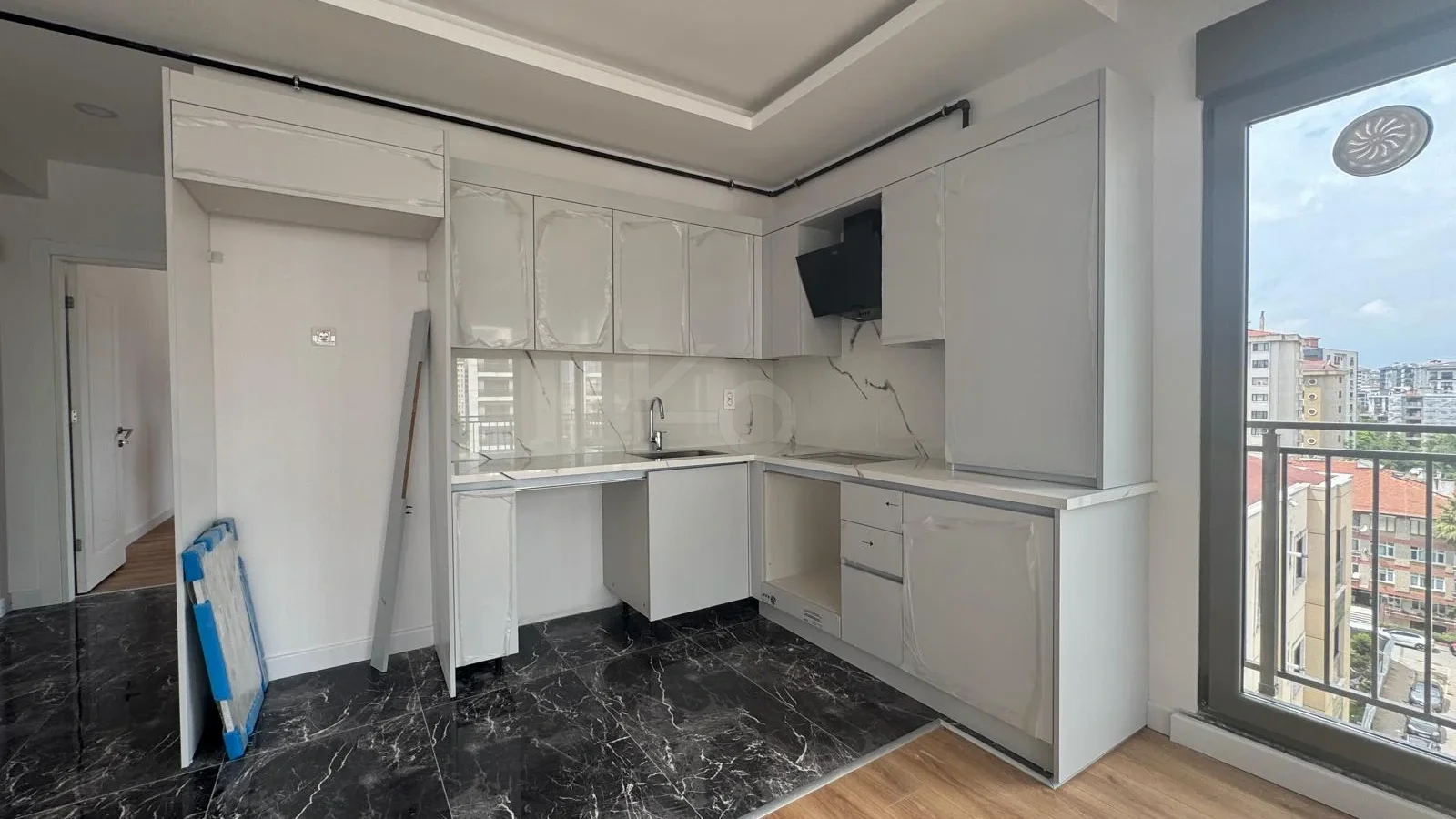 Lacivertcadde Erenköy’de Satılık 3 Cepheli 57m² Net 1+1