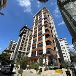 Laci̇vertcadde Caddebostan Sahi̇lde Ara Kat 1+1 İskanli 2 Yaşinda