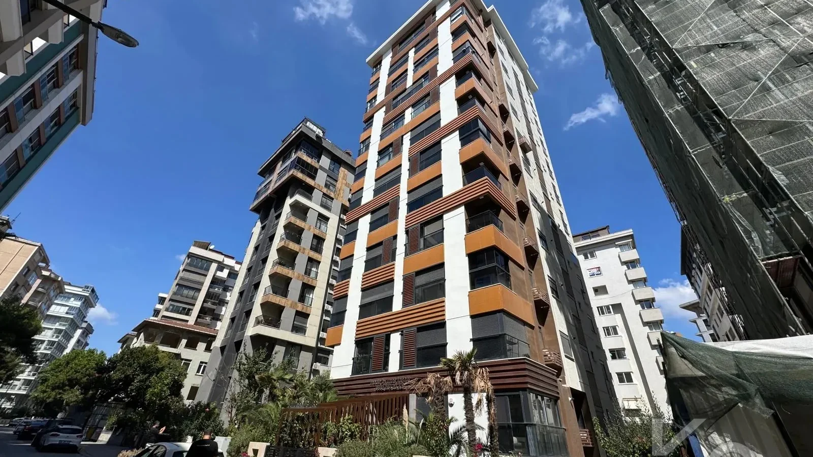 Laci̇vertcadde Caddebostan Sahi̇lde Ara Kat 1+1 İskanli 2 Yaşinda