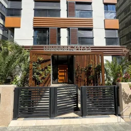 Laci̇vertcadde Caddebostan Sahi̇lde Ara Kat 1+1 İskanli 2 Yaşinda