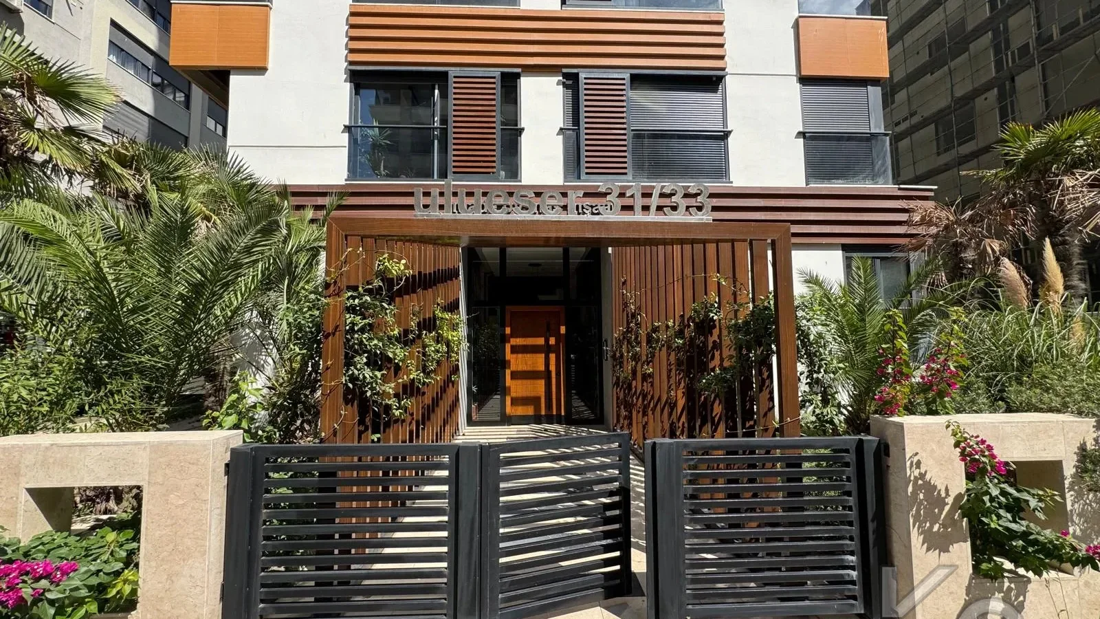 Laci̇vertcadde Caddebostan Sahi̇lde Ara Kat 1+1 İskanli 2 Yaşinda