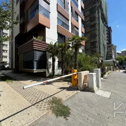 Laci̇vertcadde Caddebostan Sahi̇lde Ara Kat 1+1 İskanli 2 Yaşinda