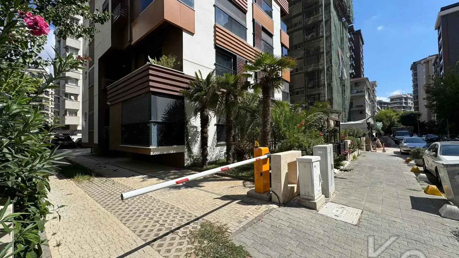 Laci̇vertcadde Caddebostan Sahi̇lde Ara Kat 1+1 İskanli 2 Yaşinda