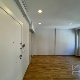 Laci̇vertcadde Caddebostan Sahi̇lde Ara Kat 1+1 İskanli 2 Yaşinda