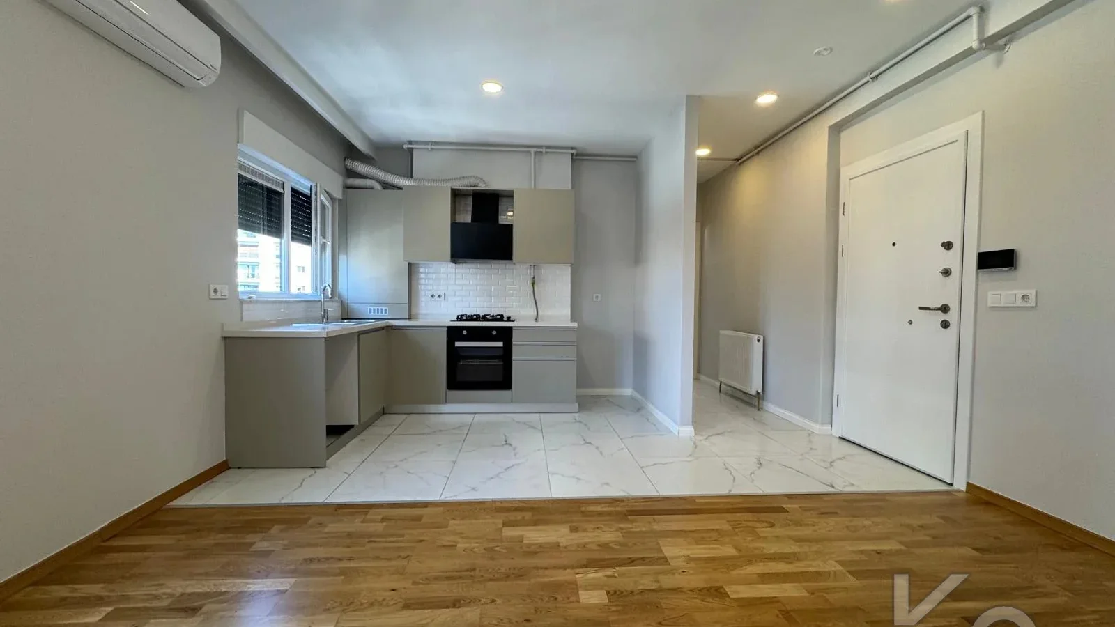 Laci̇vertcadde Caddebostan Sahi̇lde Ara Kat 1+1 İskanli 2 Yaşinda
