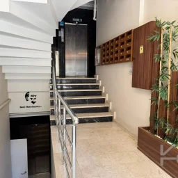 Laci̇vertcadde Caddebostan Sahi̇lde Ara Kat 1+1 İskanli 2 Yaşinda